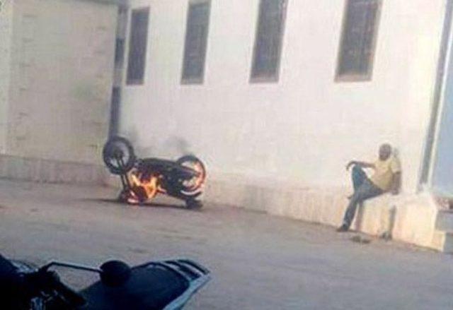 Üzerinden düştüğü motosikletini ateşe verdi