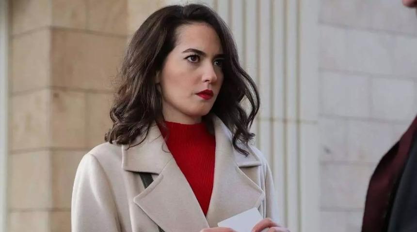 Ezgi Şenler çocukluk aşkıyla nişanlandı! Nişan kıyafetine beğeni yağdı