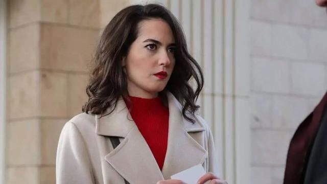 Ezgi Şenler çocukluk aşkıyla nişanlandı! Nişan kıyafetine beğeni yağdı