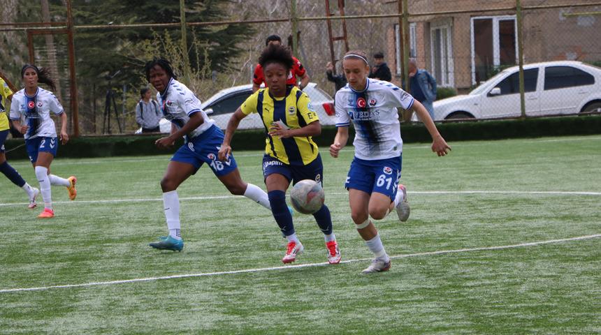 Kadın futbolunda Hakkarigücü, Fenerbahçe Petrol Ofisi'ne 2-1 mağlup oldu