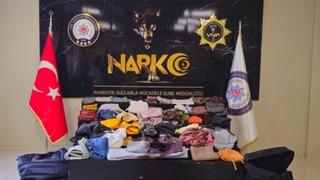 Yabancı uyruklu 2 kişi havalimanında kilo kilo uyuşturucuyla yakalandı