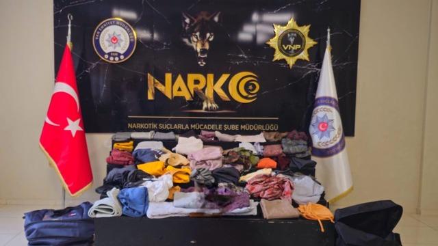 Yabancı uyruklu 2 kişi havalimanında kilo kilo uyuşturucuyla yakalandı