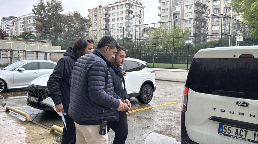 Kız arkadaşına baktığını iddia ettiği kişiyi bıçakla yaraladı