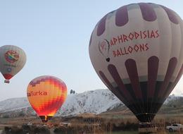Pamukkale'de turizm sıcak hava balonlarıyla "havalanıyor"