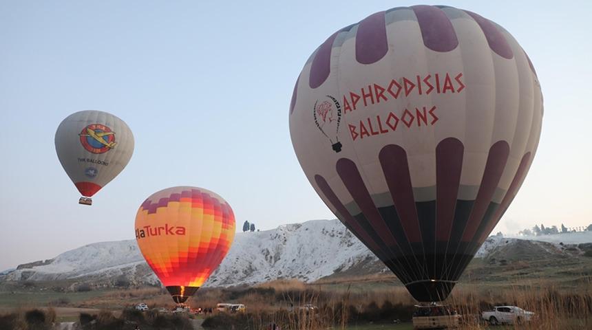 Pamukkale'de turizm sıcak hava balonlarıyla "havalanıyor"