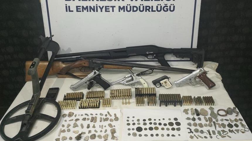 Balıkesir'de ruhsatsız silah ve tarihi eser operasyonu
