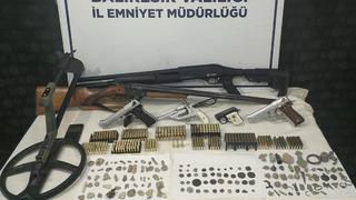 Balıkesir'de ruhsatsız silah ve tarihi eser operasyonu