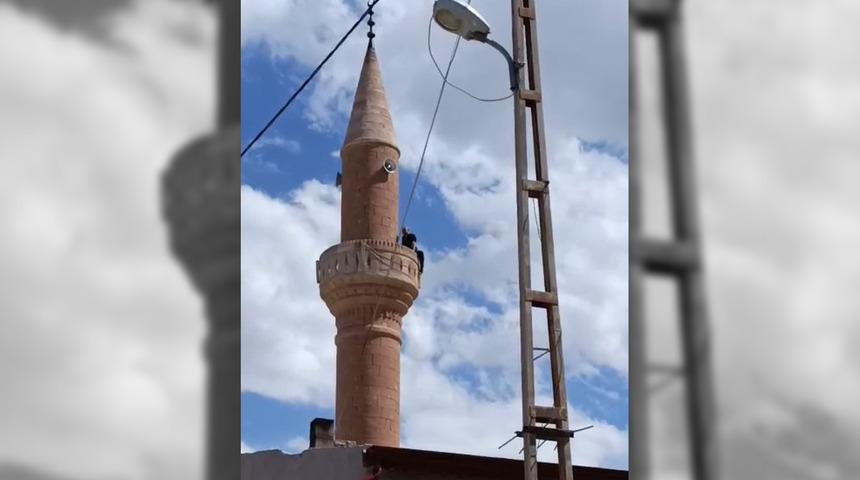 Cami minaresinde intihar girişimini vatandaşlar engelledi