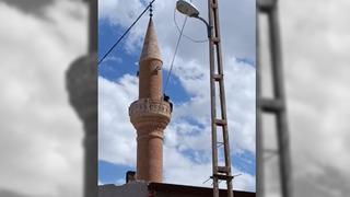 Cami minaresinde intihar girişimini vatandaşlar engelledi