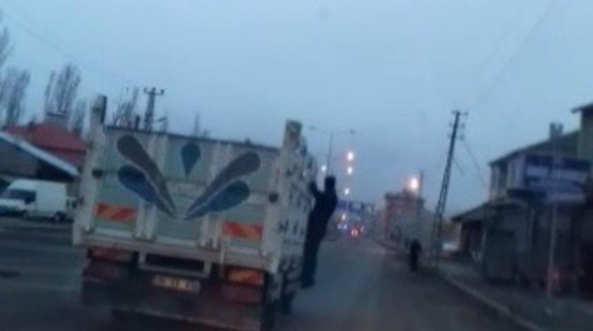 Ağrı&rsquo;da tehlikeli yolculuk