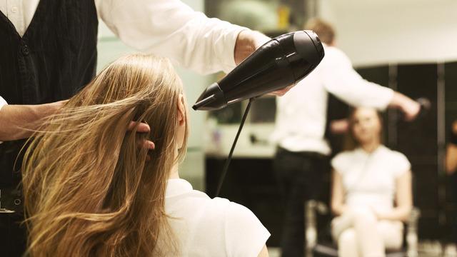 İş yerleri arka fonda çalan müziğe artık para ödemek zorunda! Tartışmalı talebin ilk mağduru kuaförler