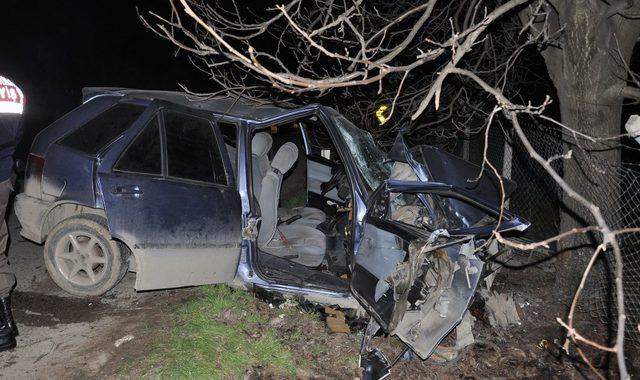 Bursa’da otomobil ağaca çarptı: 1 ölü, 1 yaralı