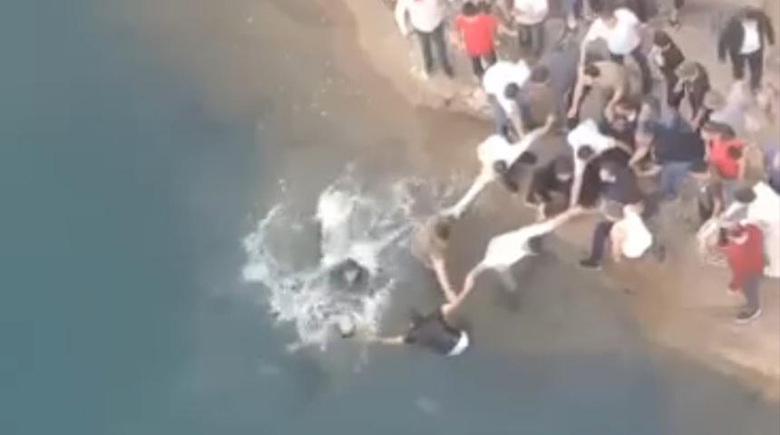 Tarihi köprüde korkutan anlar: Boğulan 3 kişi insan zinciri oluşturularak kurtarıldı!