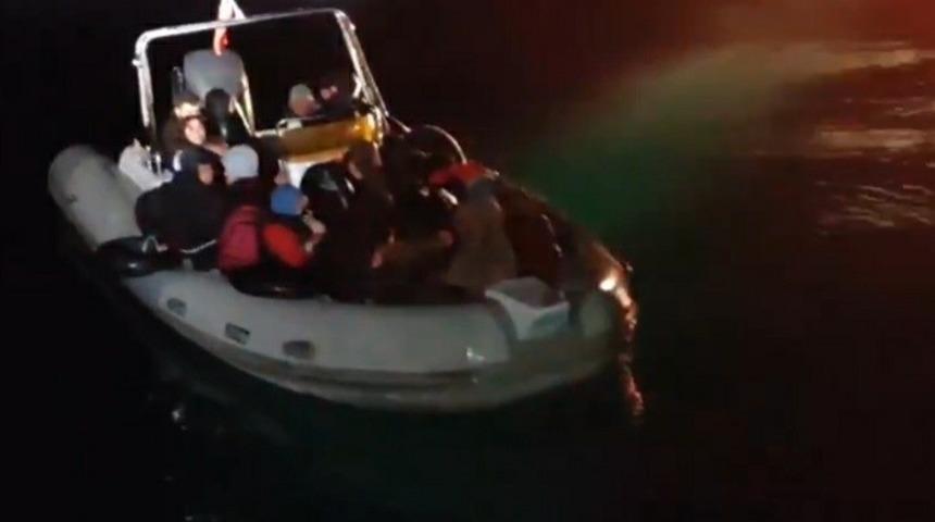 Didim’de sürüklenen bottaki 19 düzensiz göçmen kurtarıldı
