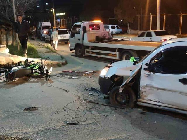 Hafif ticari araç ile motosiklet çarpıştı: 1 ölü