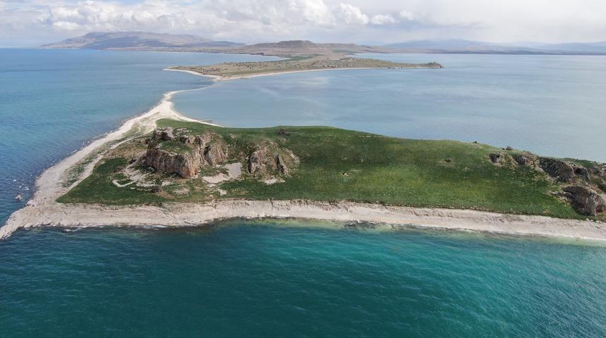 Van Gölü'nün el değmemiş güzelliği Çarpanak Adası
