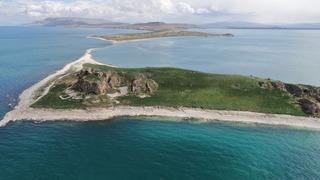 Van Gölü'nün el değmemiş güzelliği Çarpanak Adası