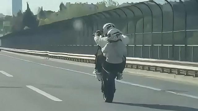 İstanbul- Sarıyer TEM Otoyolu'nda motosikletlinin tek teker üzerinde tehlikeli sürüşü kamerada
