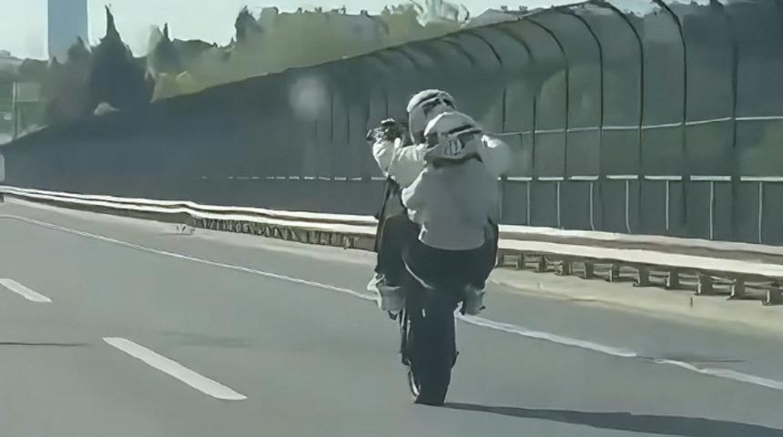 İstanbul- Sarıyer TEM Otoyolu'nda motosikletlinin tek teker üzerinde tehlikeli sürüşü kamerada