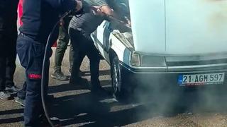 Şanlıurfa’da seyir halindeki otomobil alev aldı