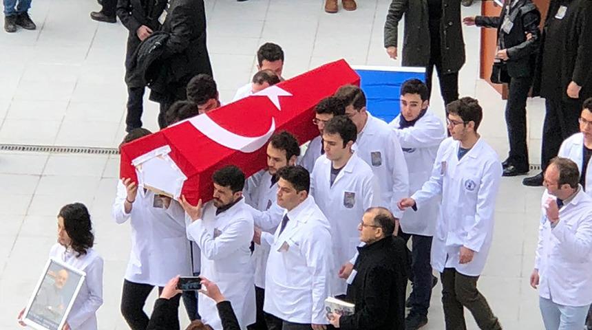 &Ouml;ğrenciler, hocalarının tabutunu derse g&ouml;t&uuml;rd&uuml;