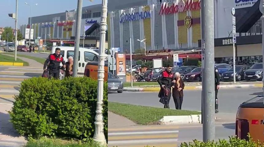 Yürümekte zorlanıyordu! Yardımına polis yetişti
