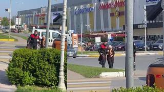 Yürümekte zorlanıyordu! Yardımına polis yetişti