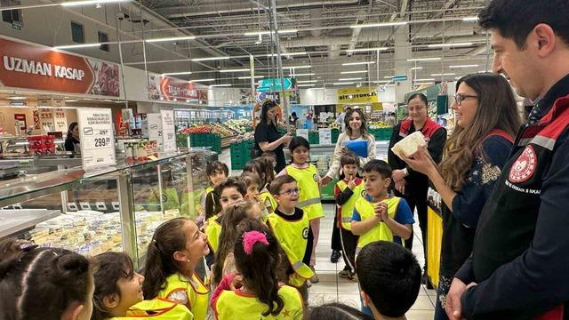 Anaokulu öğrencileri sütün serüvenini inceledi