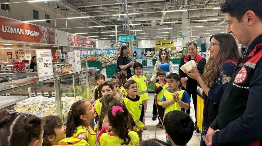 Anaokulu &ouml;ğrencileri s&uuml;t&uuml;n ser&uuml;venini inceledi