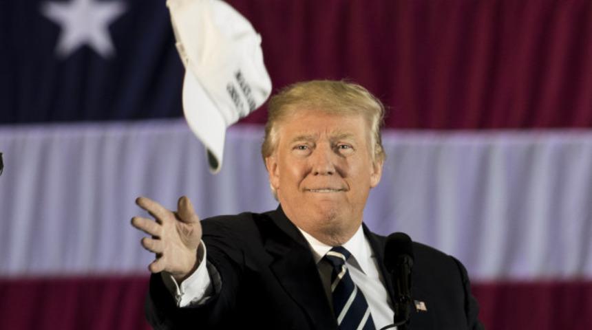 ABD bununla çalkalanıyor: Trump'ı garsonla cinsel ilişkiye girerken gördüm