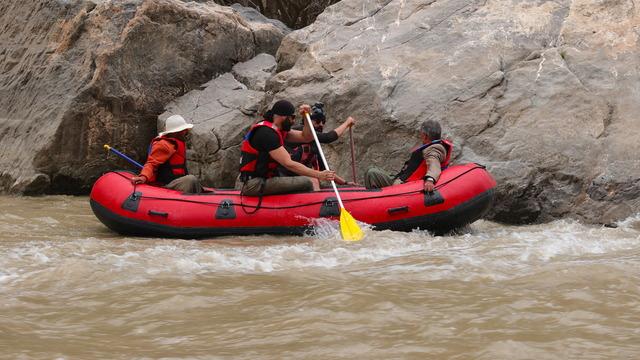 Hakkari'de Zap Suyu kenarında mahsur kalan 4 kişi botla kurtarıldı