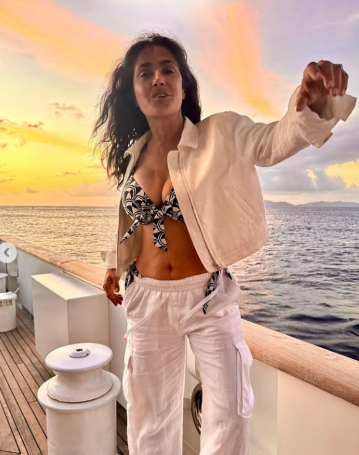 Salma Hayek bikinisiyle poz verdi! Fit görünümünün sırrı: Kahvaltıda... G1