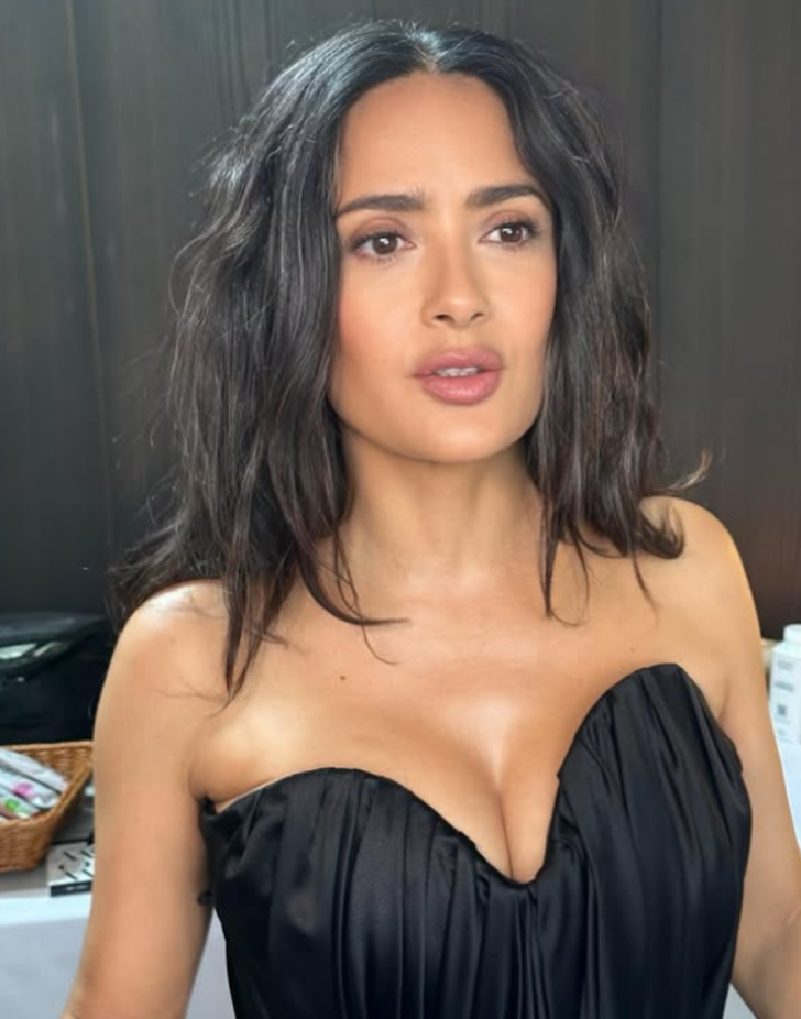 Salma Hayek bikinisiyle poz verdi! Fit görünümünün sırrı: Kahvaltıda... G5