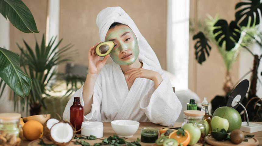 Evde kolayca hazırlayabileceğiniz 3 doğal cilt maskesi tarifi