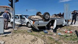 Karaman’da çarpışan otomobillerden birisi ters döndü: 2 yaralı