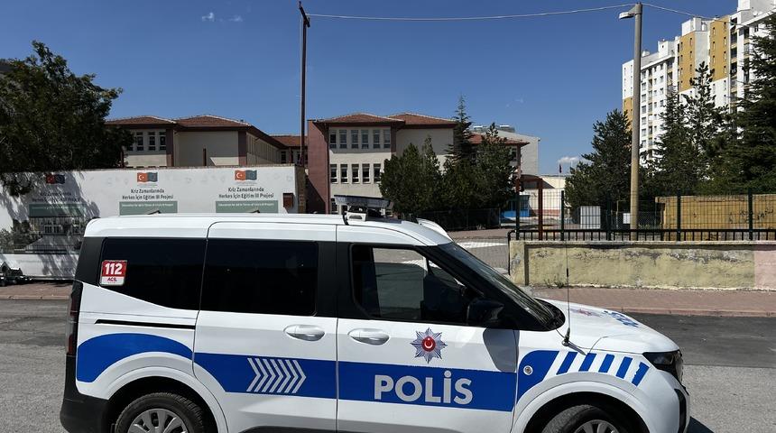 Uzaklaştırma kararı olan eski eşi bıçakla yaraladı