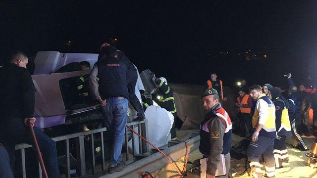 Nohutlu yüklü TIR devrildi; sürücü öldü