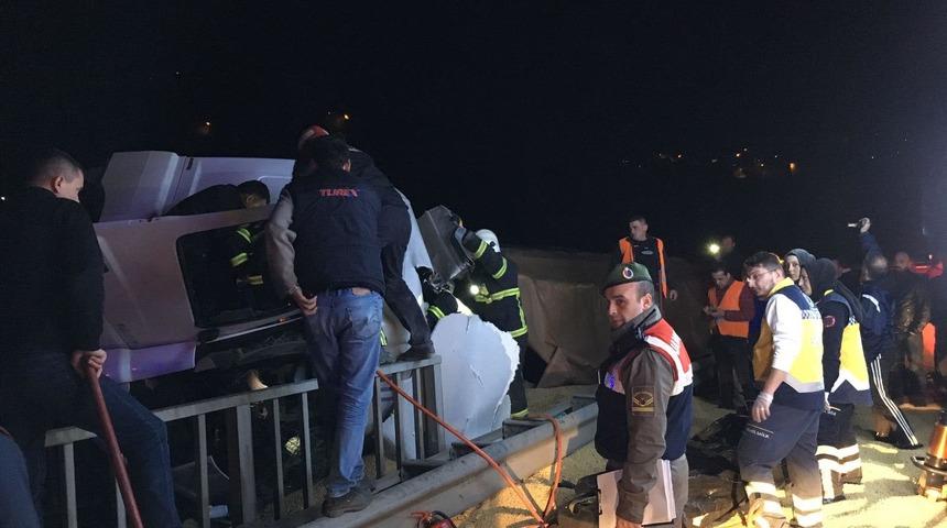 Nohutlu yüklü TIR devrildi; sürücü öldü