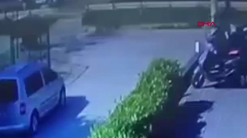 Motosikletle, elektrikli mopedin çarpıştığı kaza kamerada