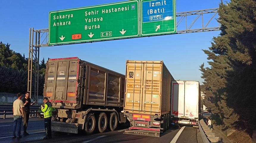 TEM Otoyolu İzmit geçişinde zincirleme kaza; 2 şerit ulaşıma kapandı