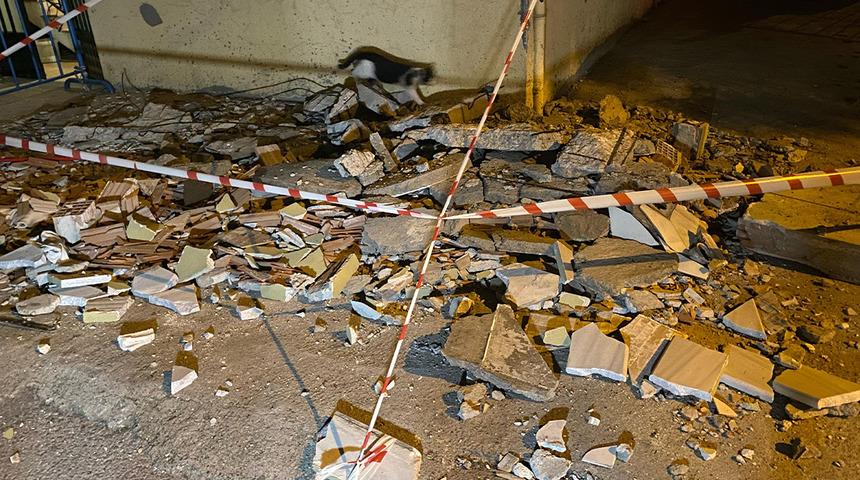 Pendik'te facianın eşiğinden dönüldü! 5 katlı binanın balkonu büyük bir gürültüyle çöktü