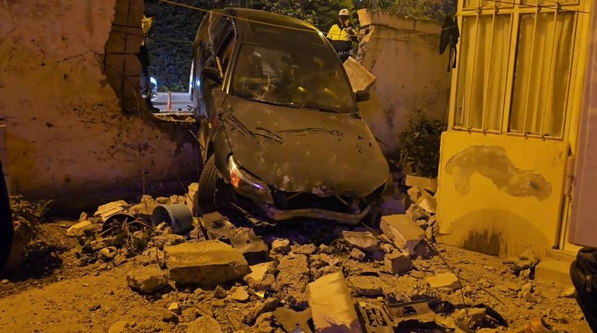 Üsküdar'da kontrolden çıkan otomobil bahçe duvarına çarptı! Sürücü olay yerinden kaçtı