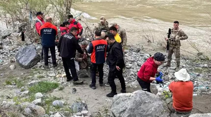 Hakkari'de Zap Suyu'nda mahsur kalan 4 kişi kurtarıldı