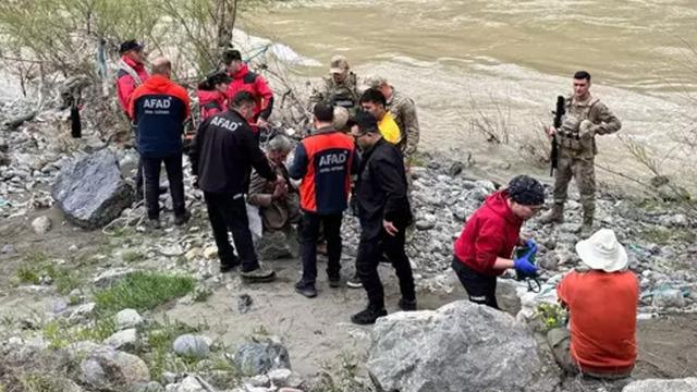 Hakkari'de Zap Suyu'nda mahsur kalan 4 kişi kurtarıldı