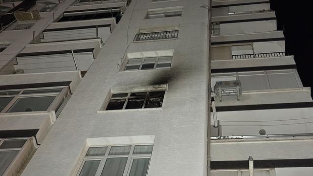 Adana'da bir sitenin 5'inci katında yangın çıktı! 1 kişi hayatını kaybetti