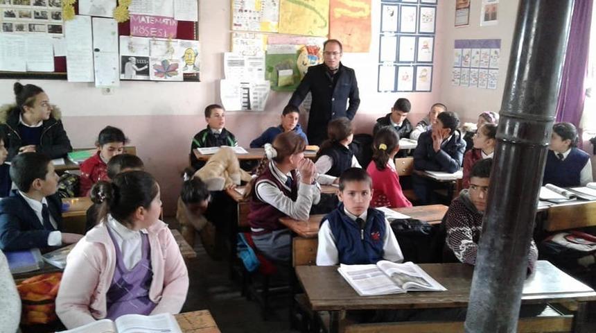 M&uuml;d&uuml;r Kaya, bir g&uuml;nde 23 k&ouml;y okulunu ziyaret etti