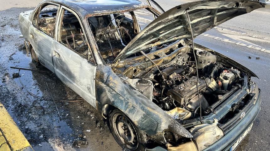 İşten eve dönerken otomobili alev topuna döndü