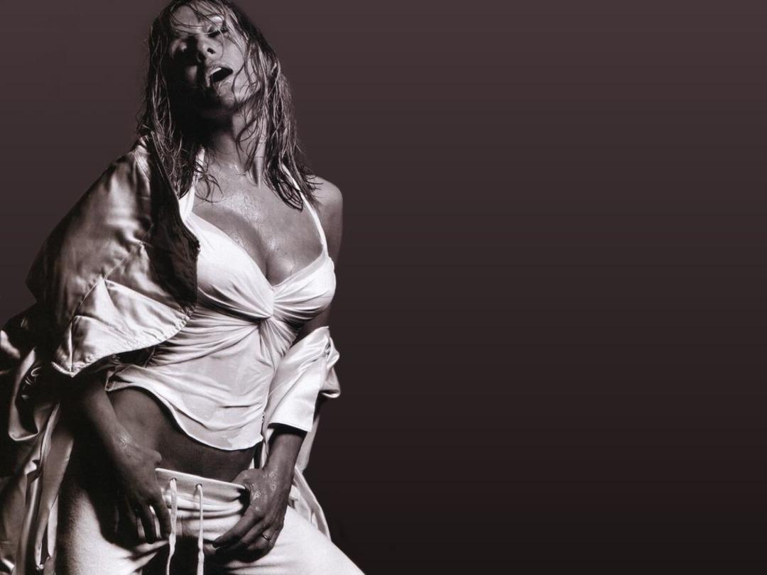 52 yaşındaki &uuml;nl&uuml; oyuncunun sevişme sahneleri olay oldu