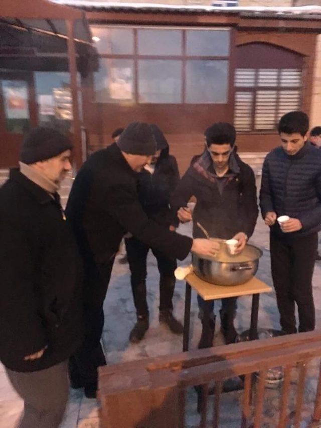 Ardahan Ülkü Ocakları Fırat Çakıroğlu için çorba dağıttı