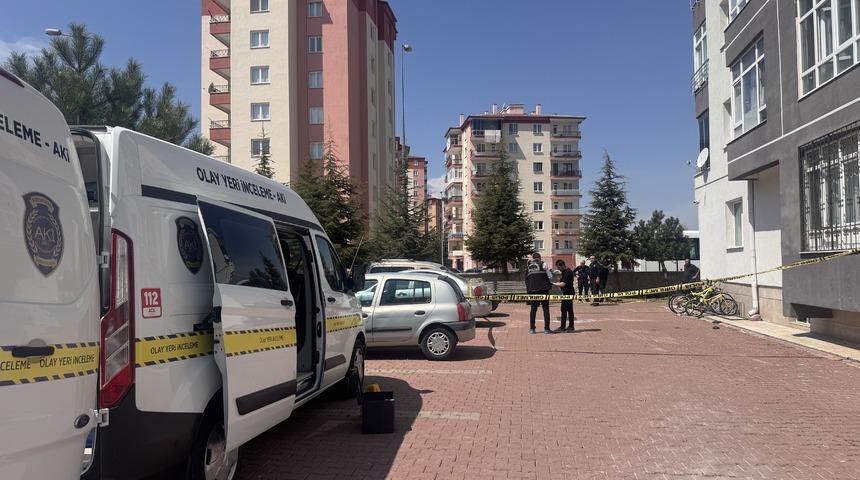 Kayseri'de cam silerken 4. kattan düşen kadın yaralandı